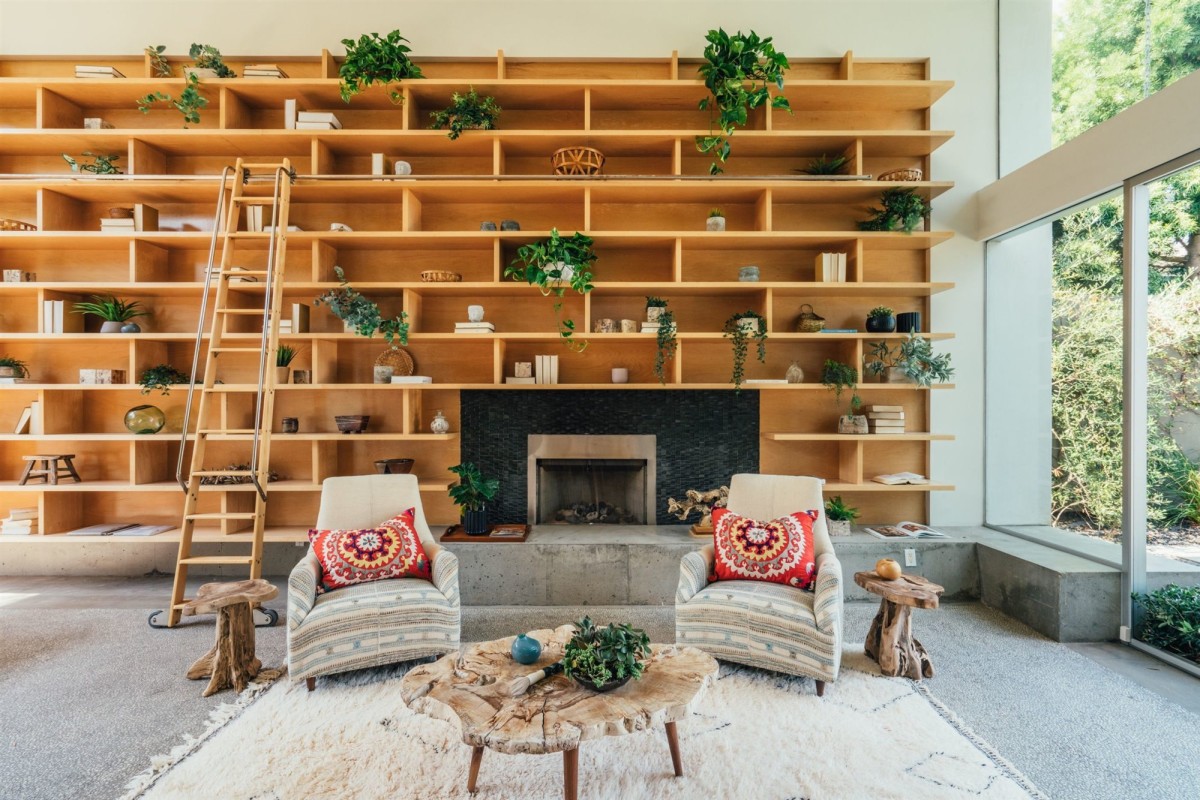 Amplia estantería de suelo a techo