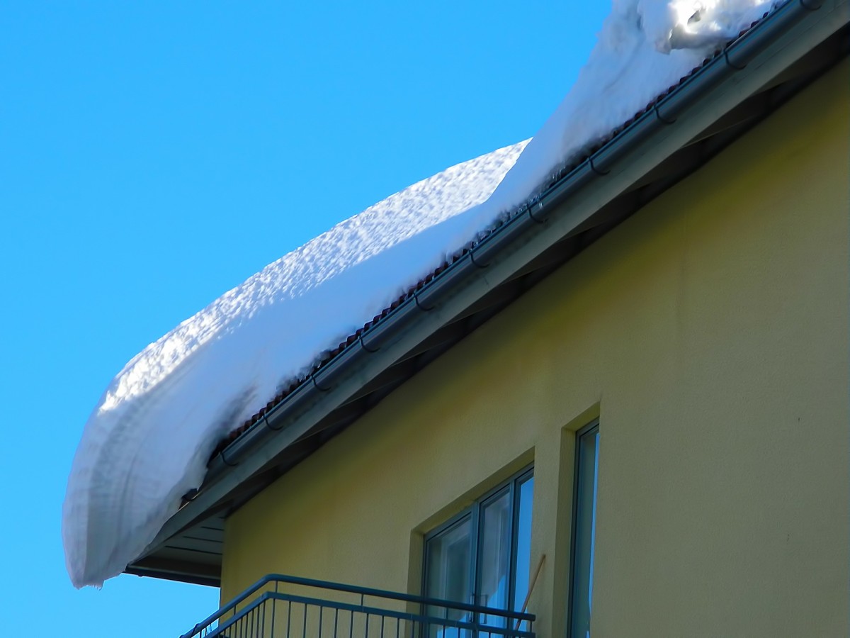Quién debe limpiar la nieve de los accesos a los edificios desde la vía pública y qué ocurre si no se hace