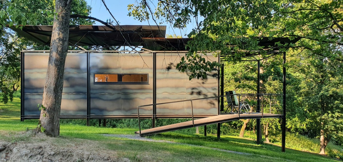 Una minicasa prefabricada que se adapta a cualquier terreno y se mimetiza con el entorno 