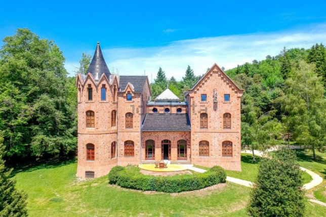 Este espectacular castillo de estilo francés situado en el corazón de Girona busca nuevo dueño