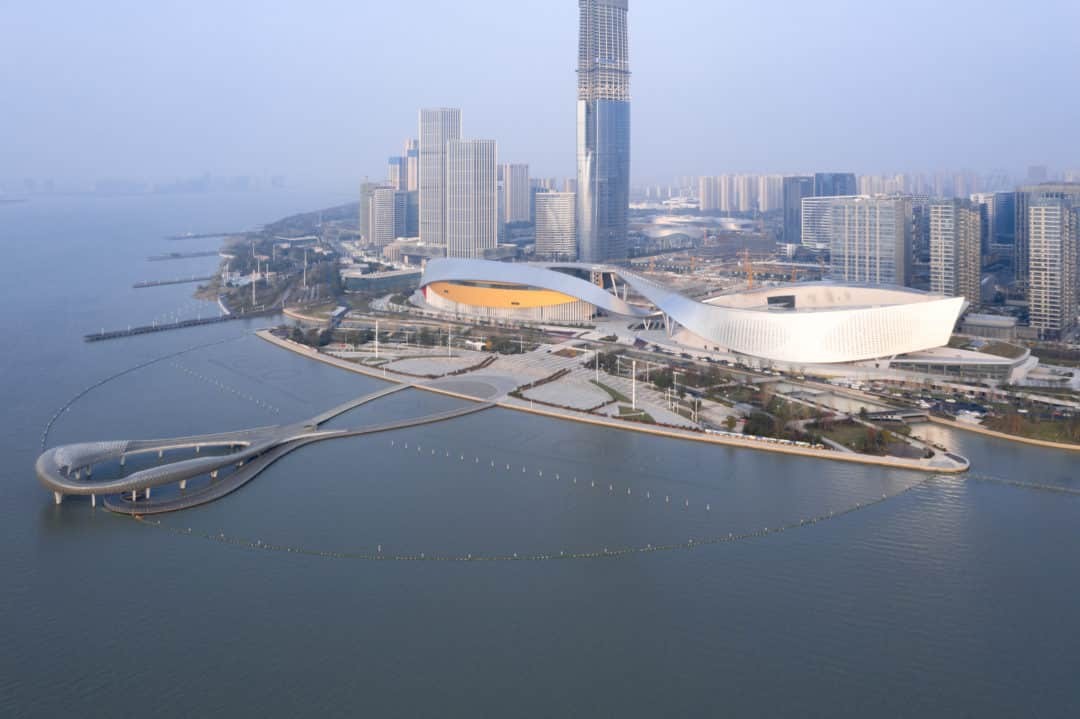 Un espectacular centro cultural de diseño a orillas de uno de los lagos más grandes de China