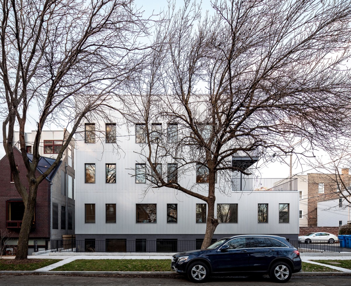 Un edificio sostenible en Chicago hecho con piezas prefabricadas y un interior de diseño