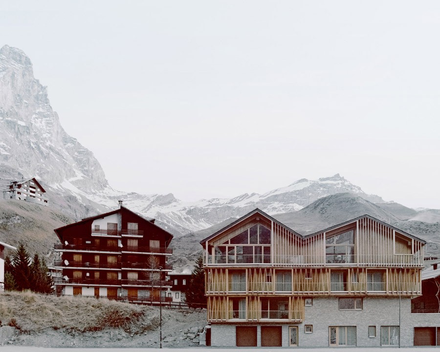 Un chalet prefabricado de madera que imita a las montañas con sus techos irregulares