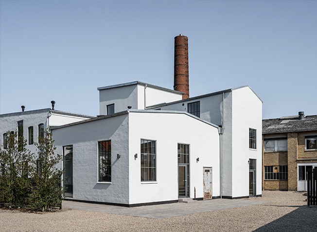 Una antigua fábrica de Dinamarca se convierte en modernos pisos gracias a la construcción modular