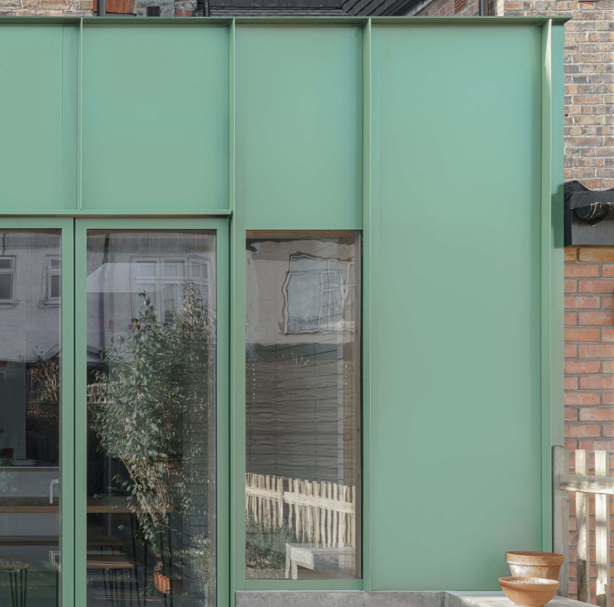 El aluminio, pintado de verde