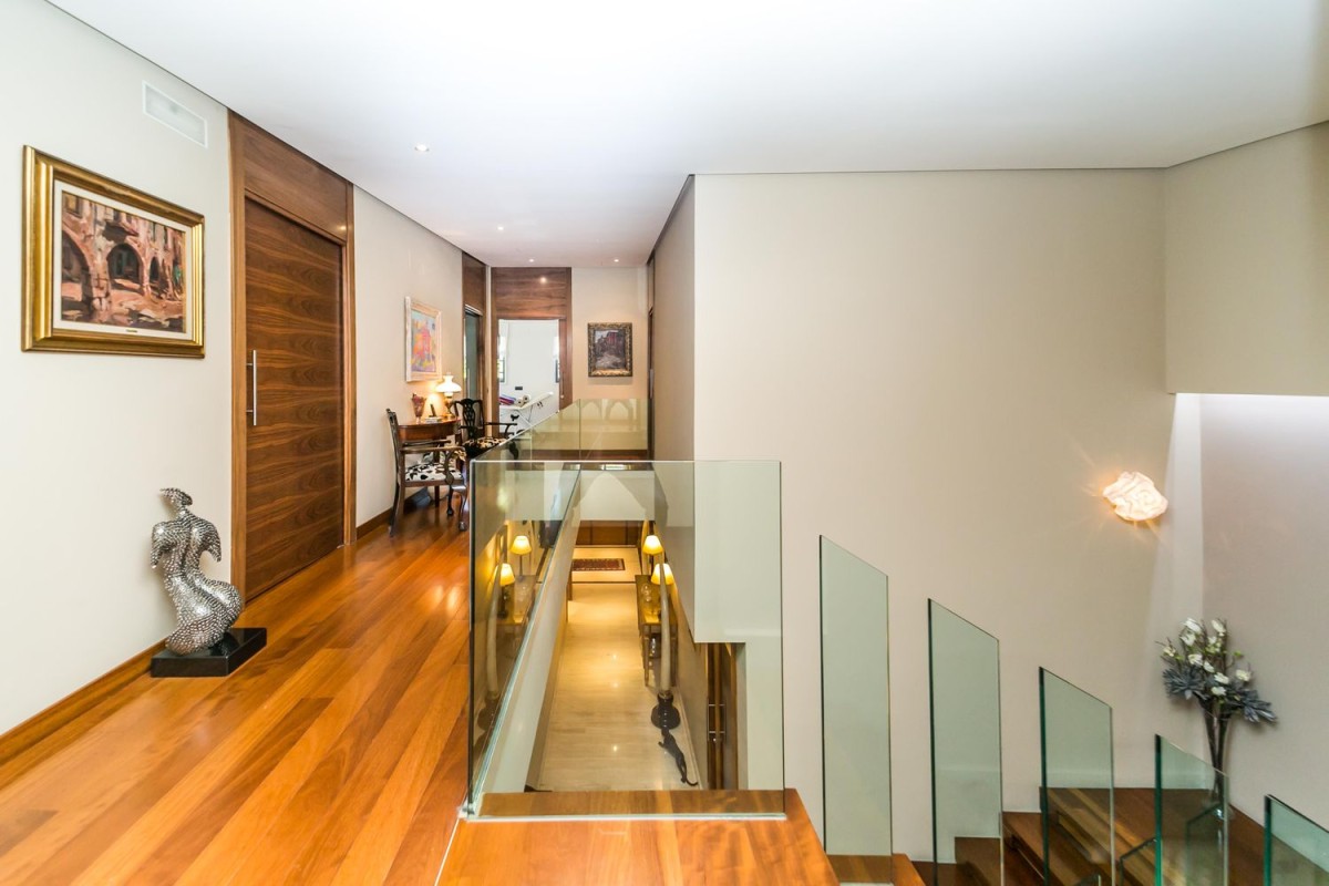 La propriété dispose d'un escalier au design unique