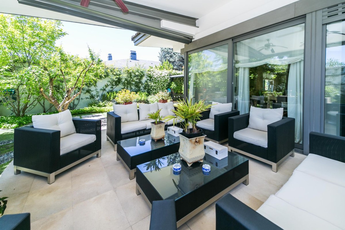 La propriété possède de spacieuses terrasses donnant sur le jardin La propriété possède de spacieuses terrasses donnant sur le jardin