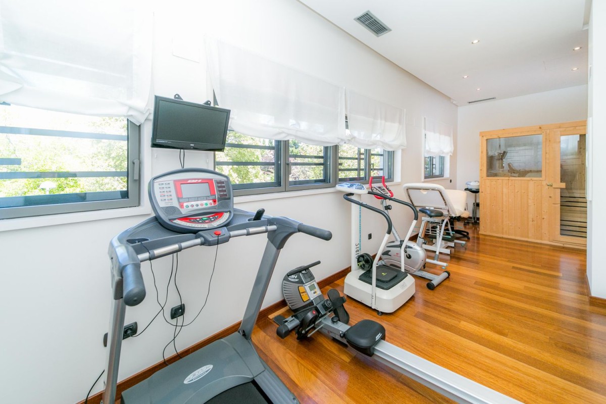 La maison dispose d'une salle de sport spacieuse La maison dispose d'une salle de sport spacieuse