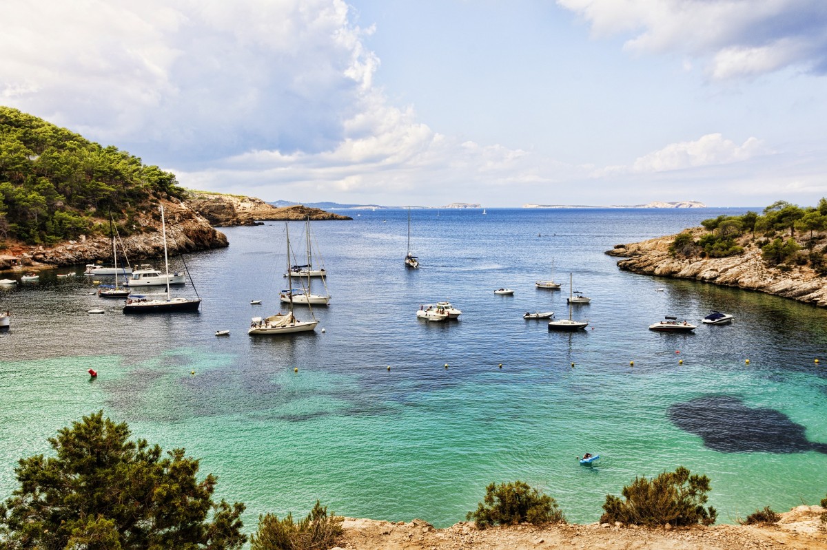 Ibiza ist für ihre idyllischen Buchten bekannt Ibiza ist für ihre idyllischen Buchten bekannt