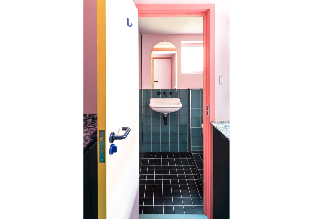 Toques a juego con el suelo oscuro