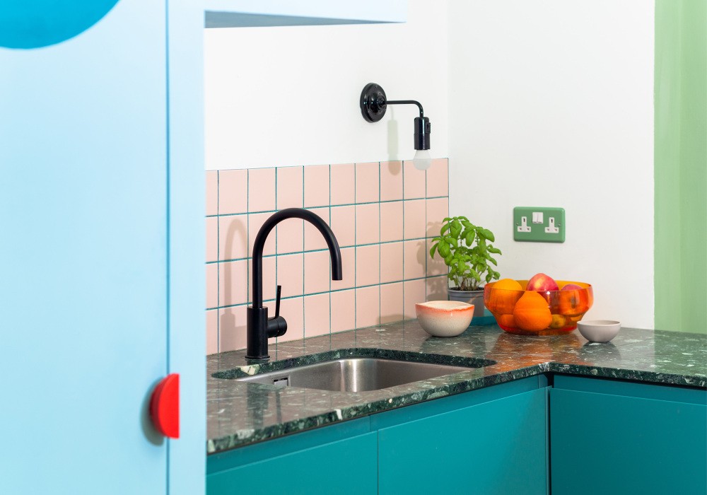 Hasta los enchufes tienen color