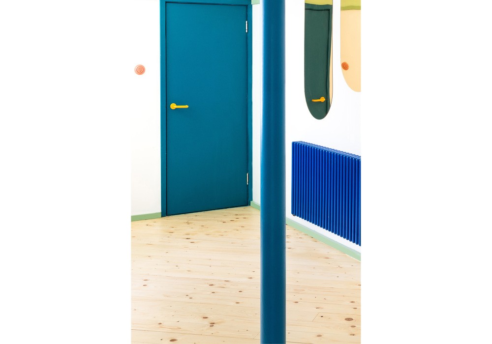 La puerta, los radiadores... una apuesta por el azul