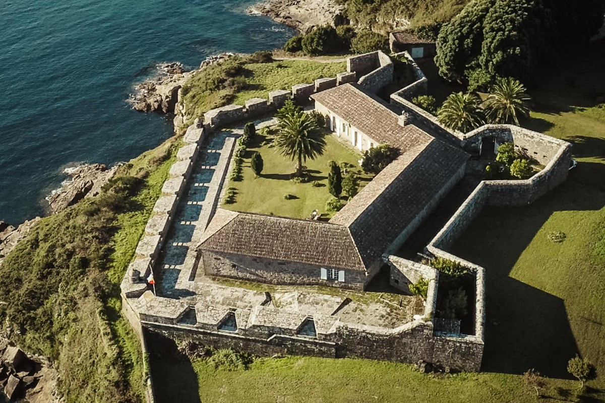 Esta antigua fortaleza en la costa de A Coruña sigue a la venta por 3 millones