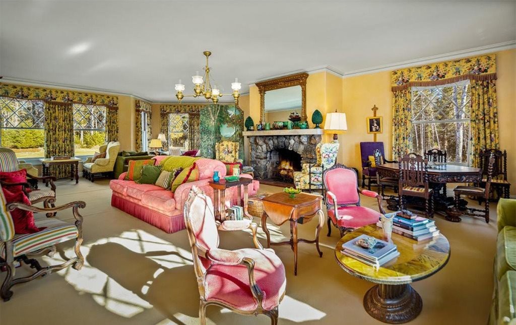 salon-con-chimenea-casa-john-travolta-realtor