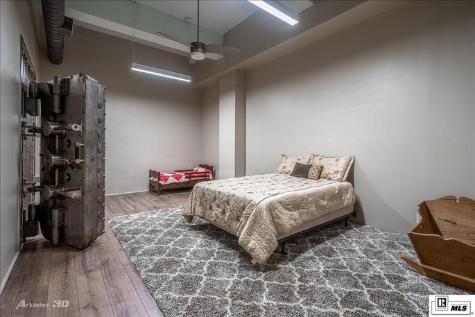 Un antiguo banco en Luisiana, reconvertido en una vivienda muy segura con puertas acorazadas