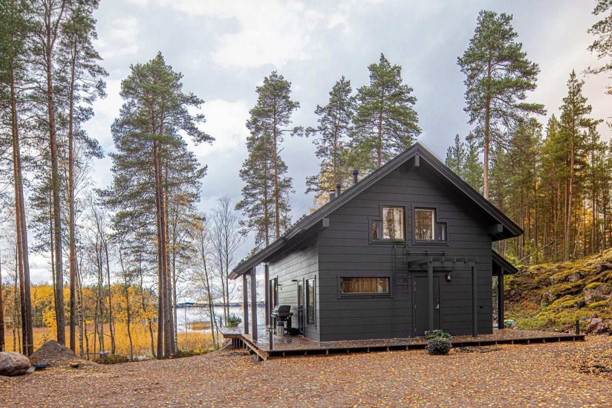 Una cabaña prefabricada con sauna y jacuzzi para disfrutar de la naturaleza de Finlandia