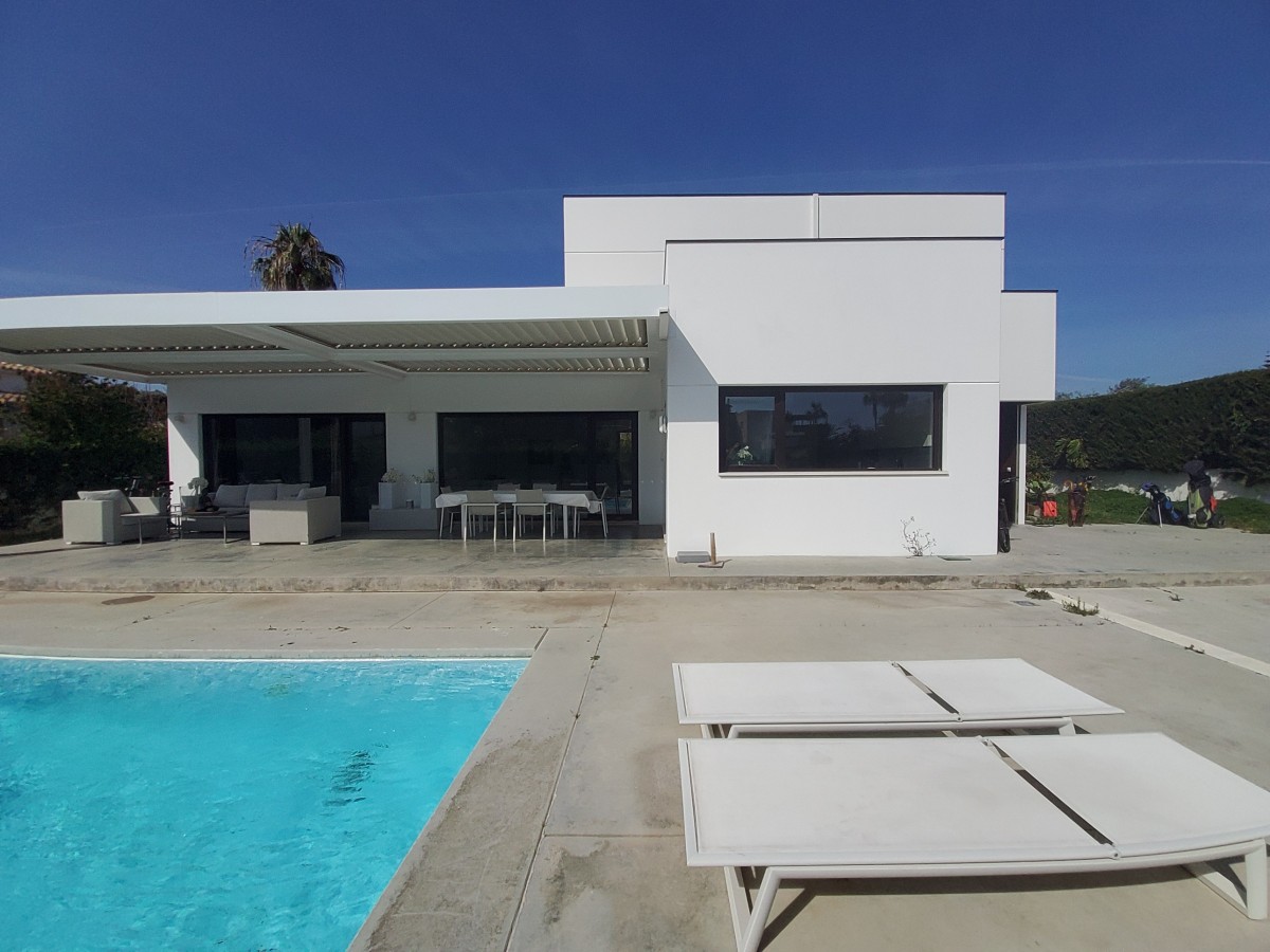 Con piscina y zona de relax