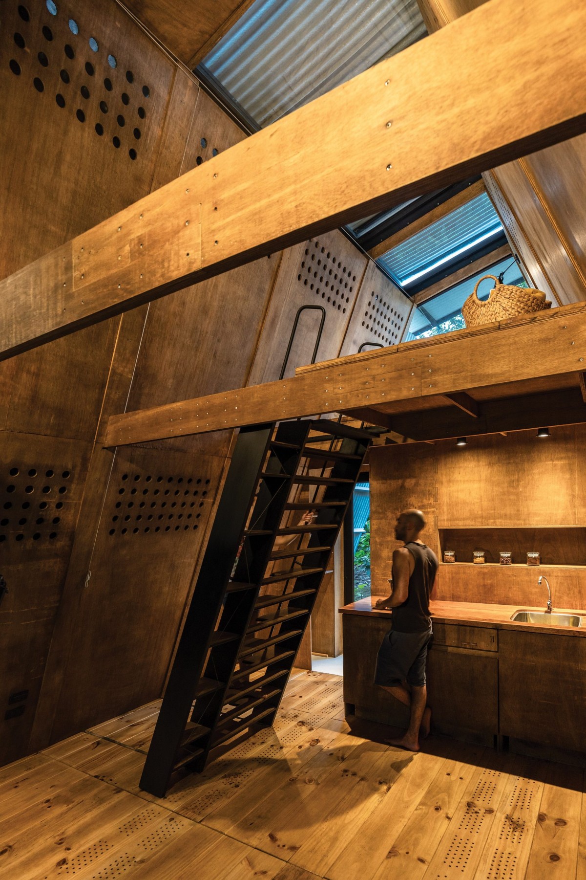 Unas escaleras dan acceso a la parte de arriba