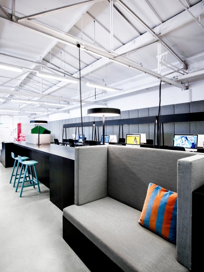 Mezcladas con las mesas y los ordenadores