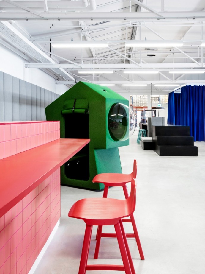 Con vigas vistas en blanco