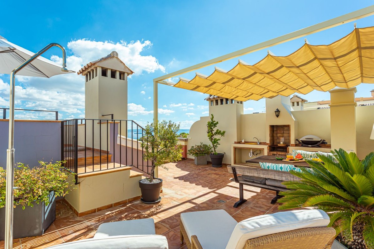 La terrazza è perfetta per mangiare all'aperto e rilassarsi