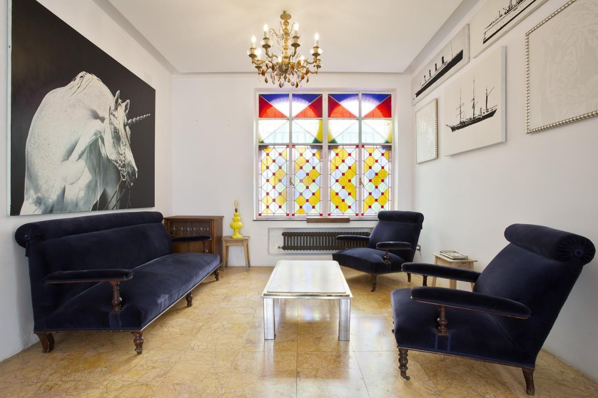 Cette pièce présente quelques-uns des magnifiques vitraux d'origine