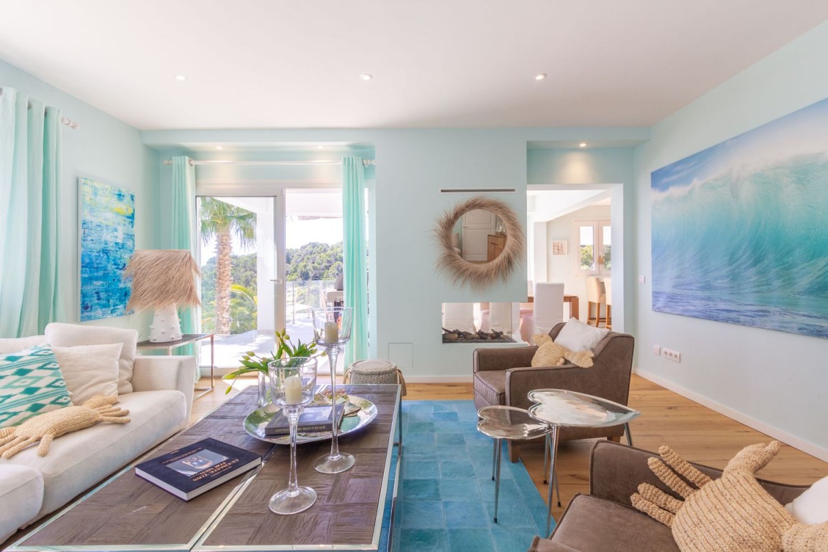 Le salon présente un décor frais et côtier