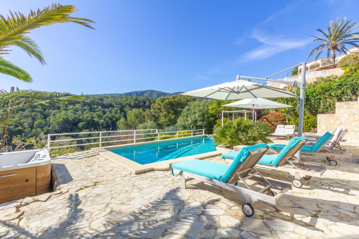 La piscine offre beaucoup d'espace pour se détendre et profiter du soleil