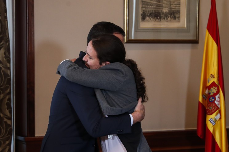 Pedro Sánchez i Pablo Iglesias durant l'acord de coalició de govern el 2019 / Gtres