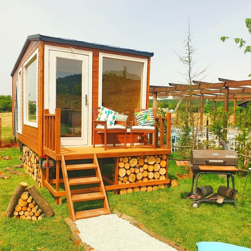 Construcción de acero con postes y vigas de madera