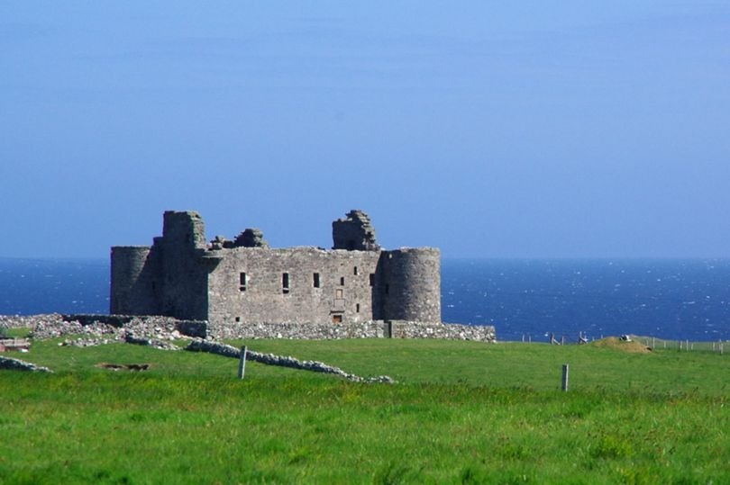 A la venta un castillo en ruinas del siglo XV en Escocia por unos 150.000 euros
