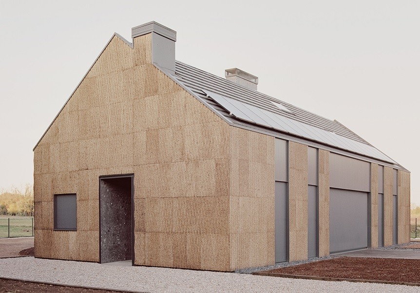 Una casa sostenible cerca de Milán que ha sido construida solo con madera, corcho y paja