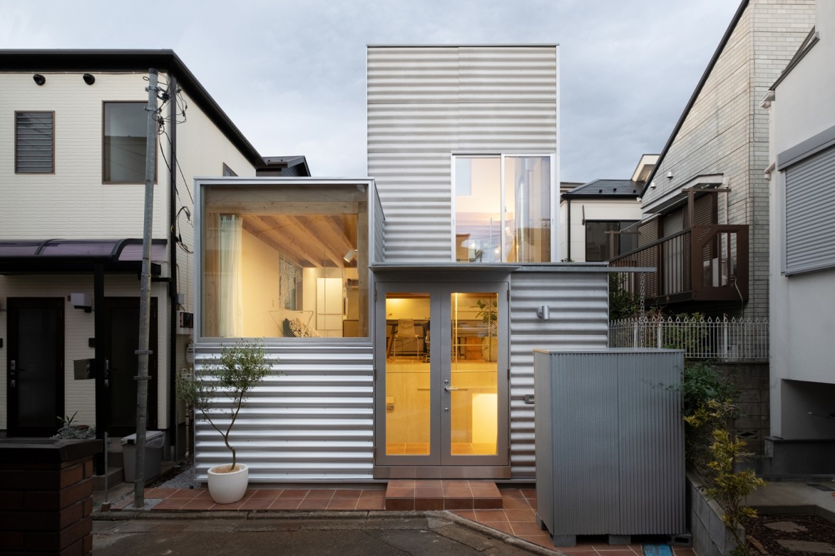 Esta minicasa prefabricada de Tokio mezcla diseño y comodidad en apenas 50 m2