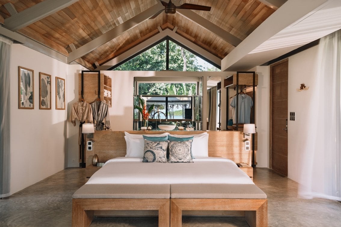 La cama, grande y en el centro de la estancia