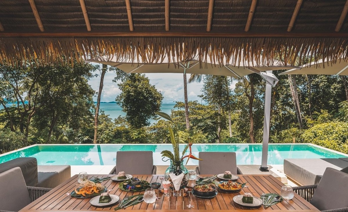 Con vistas a la piscina y al océano