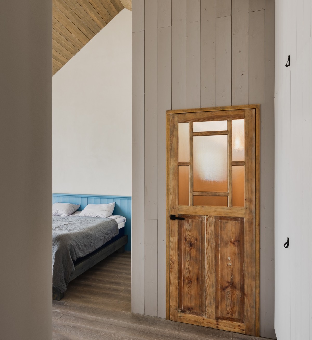 Techos de madera inclinados y con paneles en las paredes