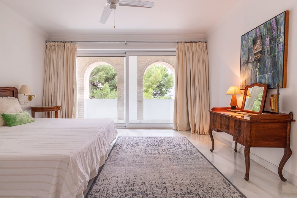 Dormitoarele au ferestre frumoase arcuite