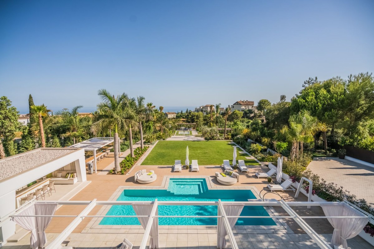 Blick auf den Garten mit Pool
