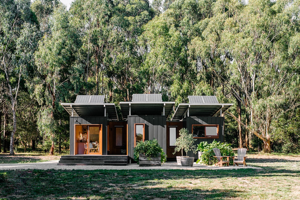 Una minicasa moderna y ecológica construida con tres contenedores