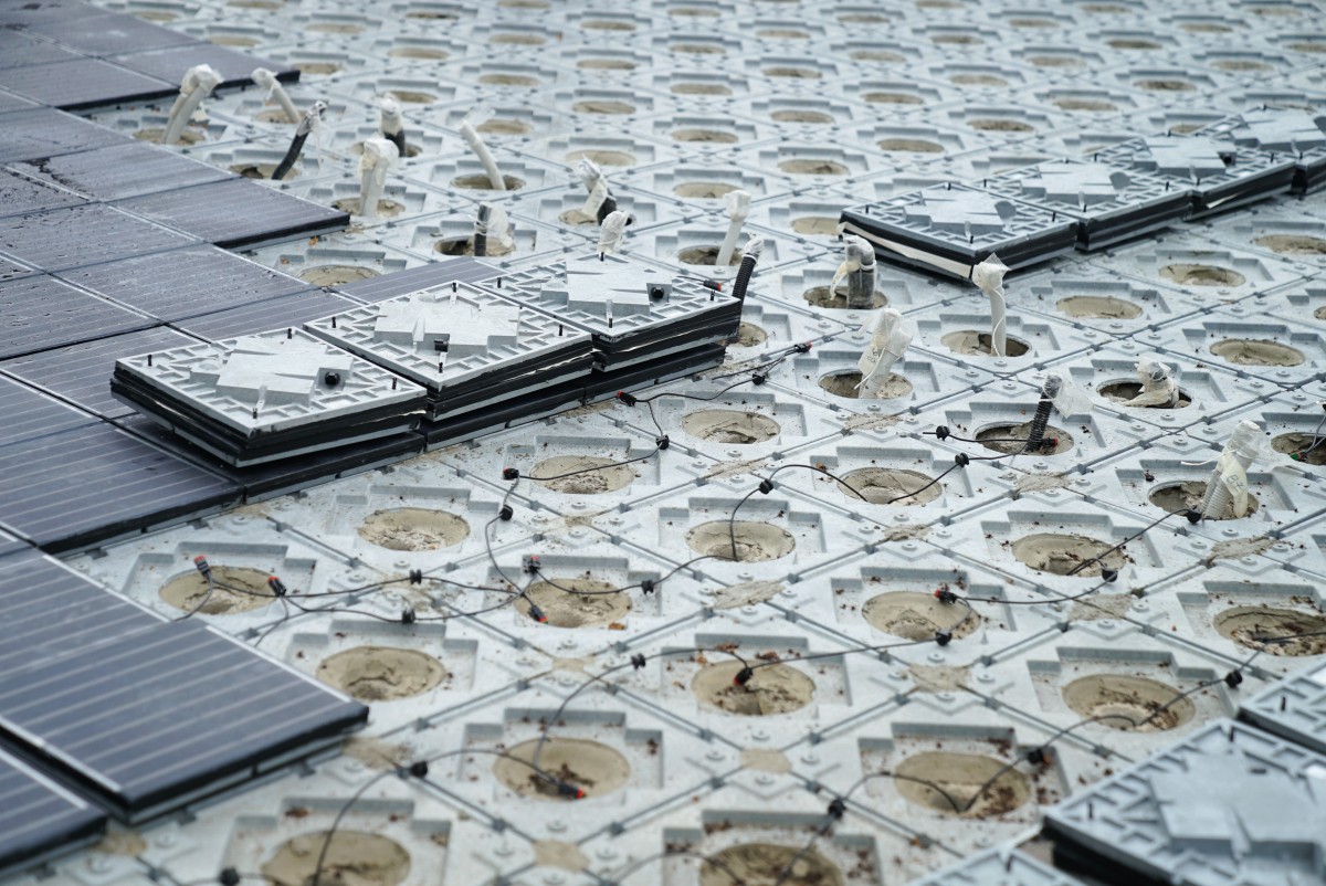 Llega el primer suelo fotovoltaico a Barcelona: capta la luz solar y la convierte en energía