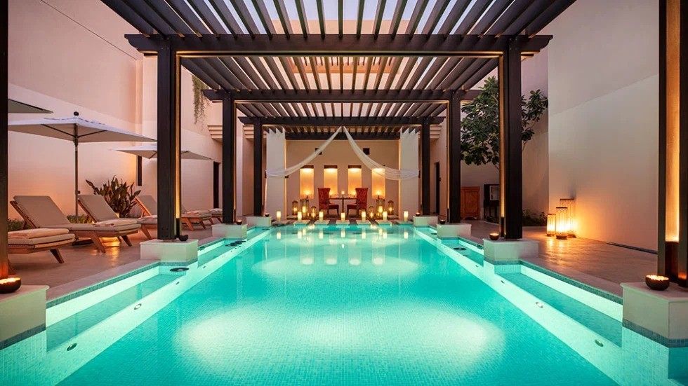 Este hotel de lujo en el emirato de Sharjah abre la puerta a los secretos del Mar Rojo