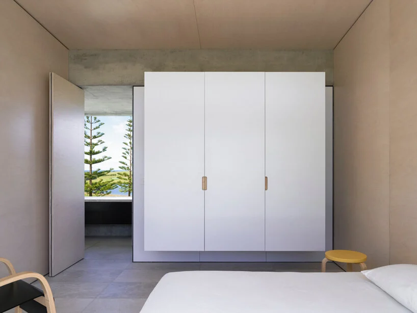 Un gran armario completa la estancia