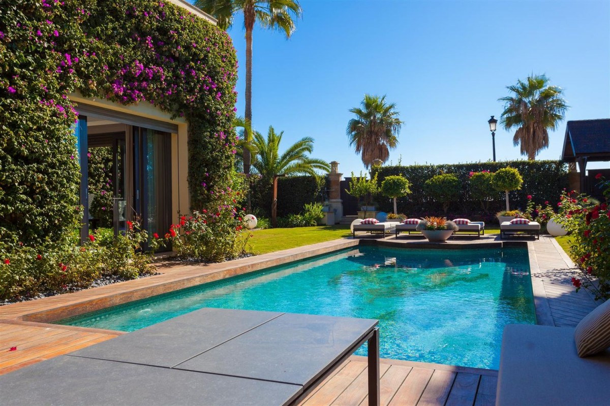 Die Villa verfügt über einen idyllischen Außenpool