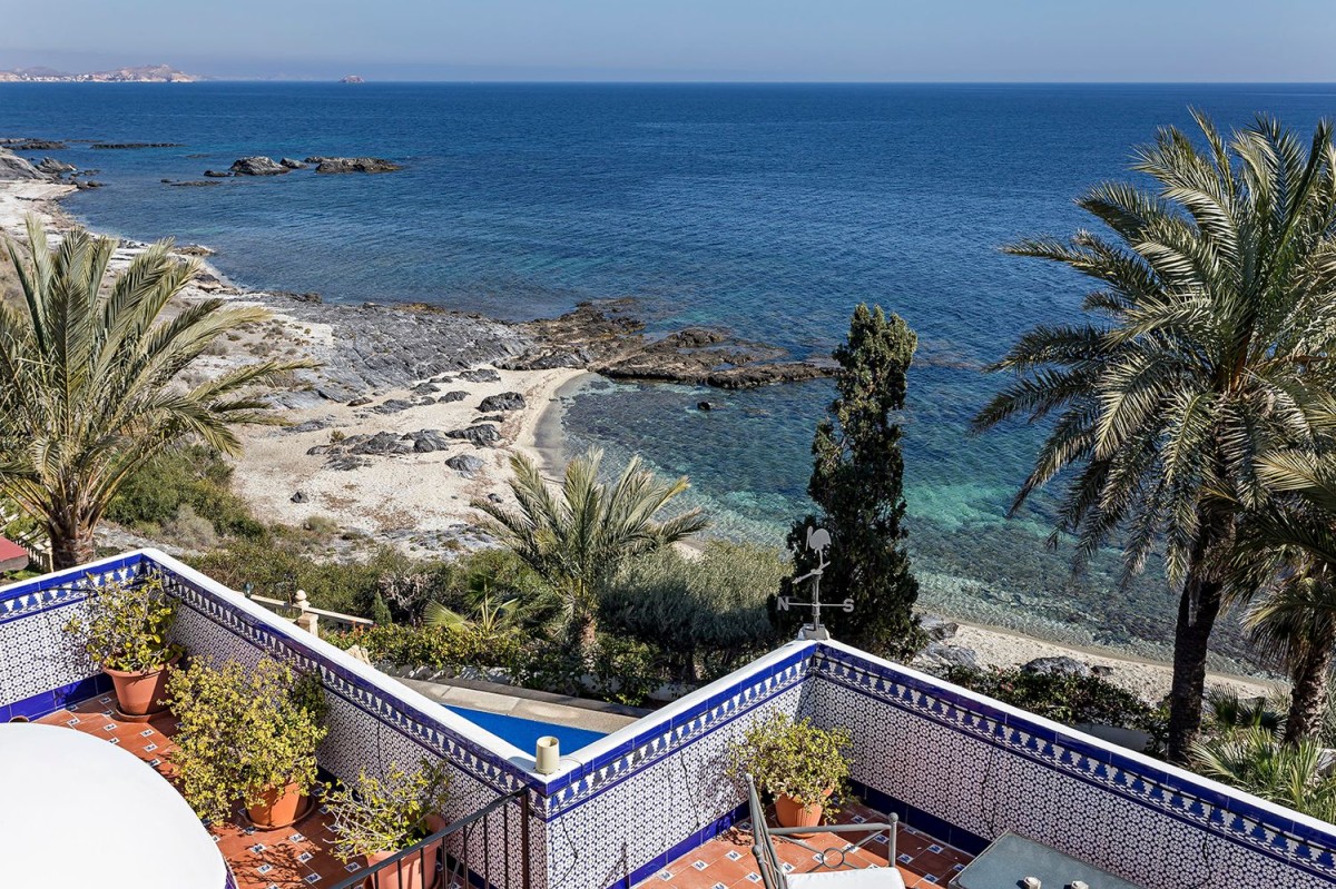 Une magnifique terrasse est parfaite pour les repas en plein air au bord de la mer