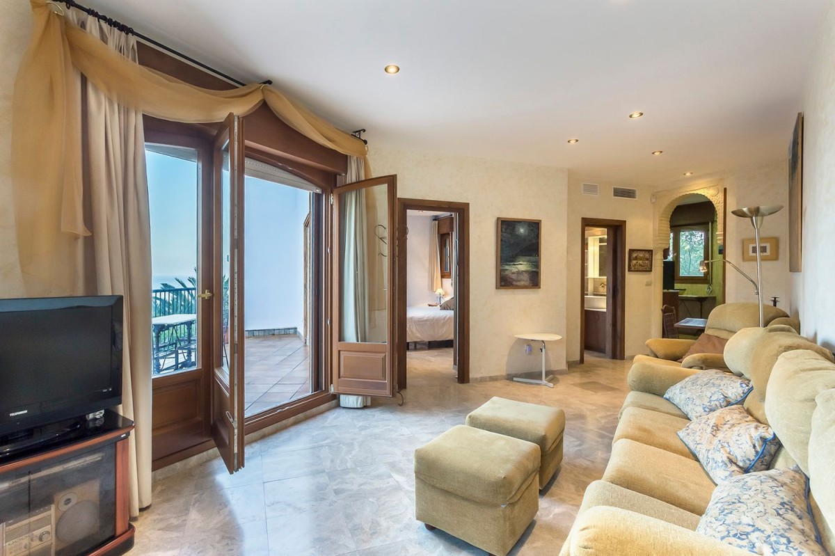 Le salon principal bénéficie d'une vue sur la mer