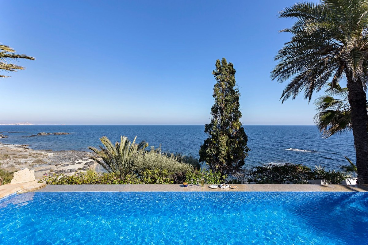 La propriété dispose d'une magnifique piscine avec vue sur la mer