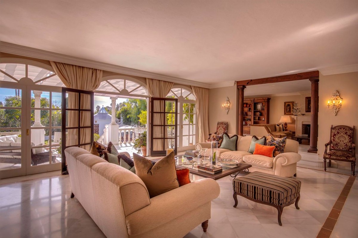 Zona principală de locuit este deschisă și plină de lumină naturală