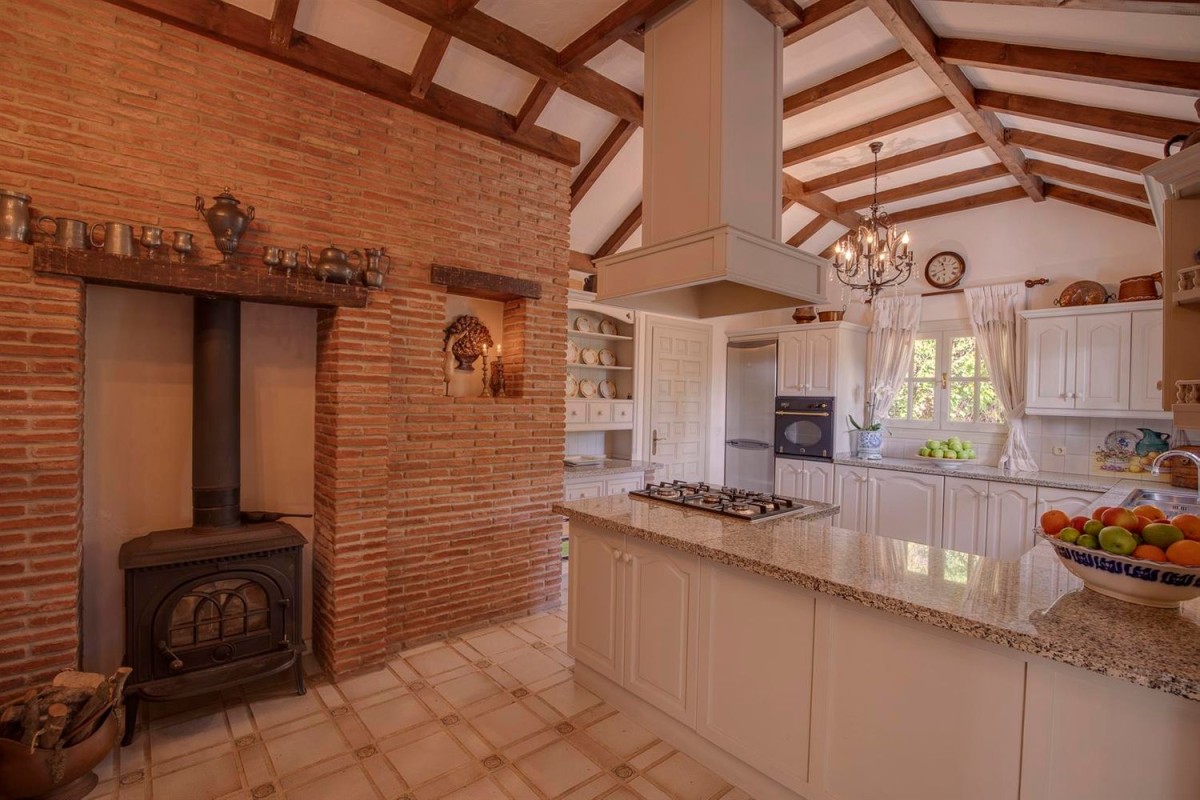 Bucătăria are câteva elemente tradiționale frumoase