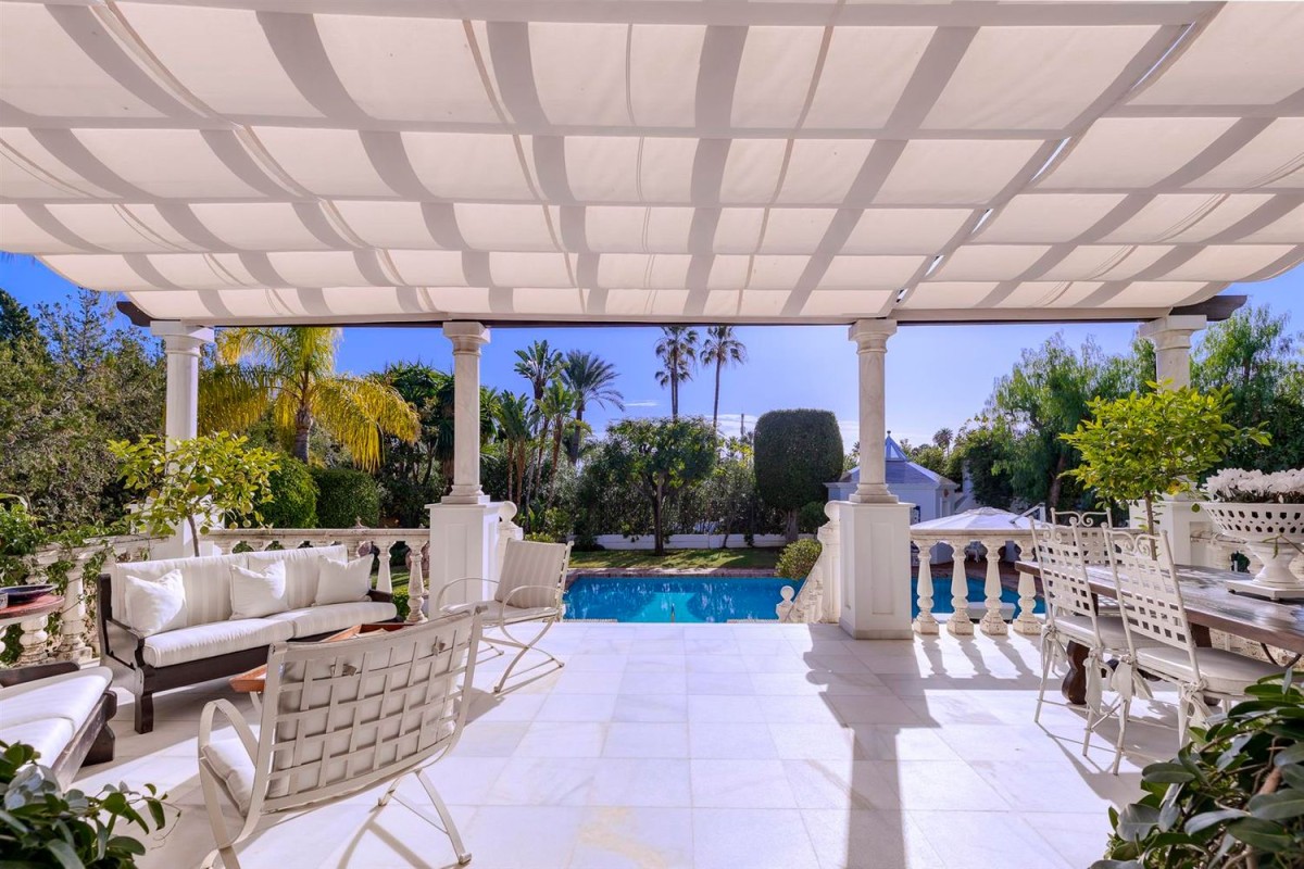 Proprietatea are mai multe zone acoperite în aer liber