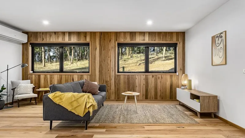 La decoración, una combinación de madera y blanco
